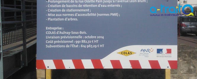 Panneau de chantier COLAS alvéolaire sur châssis bois et sabots en béton