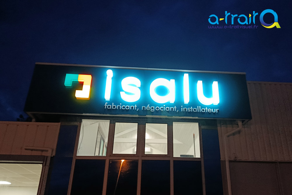 Enseigne lettres boitiers et découpées