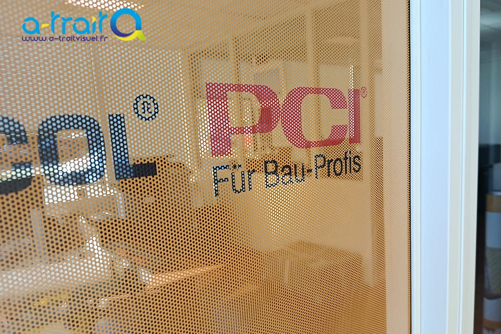 Flocage vitre adhésif micro-perforé