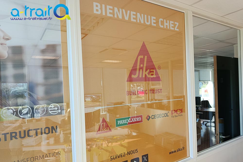 Flocage vitre adhésif micro-perforé