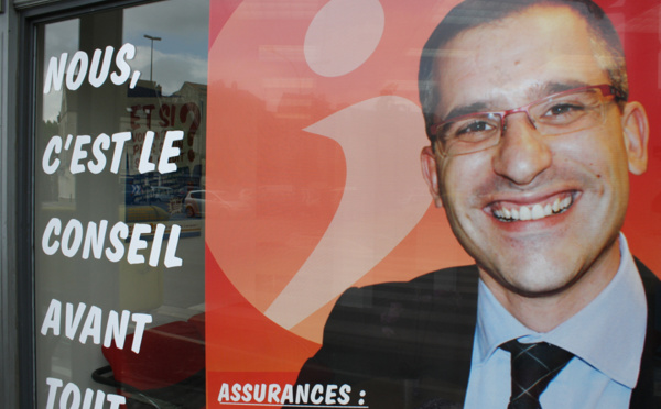 Marquage adhésif microperforé et lettrage découpé vitrine