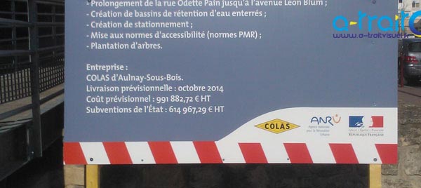 Panneau de chantier COLAS alvéolaire sur châssis bois et sabots en béton
