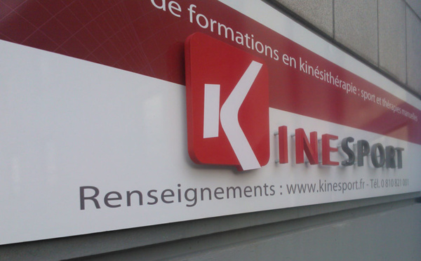 Panneau avec lettres et logo en reliefs