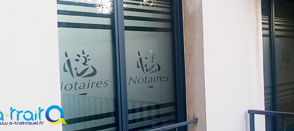 Films adhésifs dépolis pour vitres avec logo