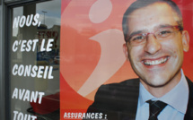 Marquage adhésif microperforé et lettrage découpé vitrine